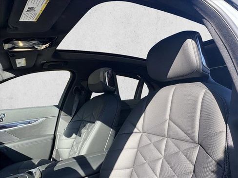 Used 2025 BMW 740i w/ Premium Package image 10