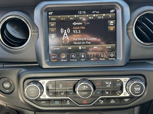 Used 2023 Jeep Wrangler Unlimited Sahara image 29