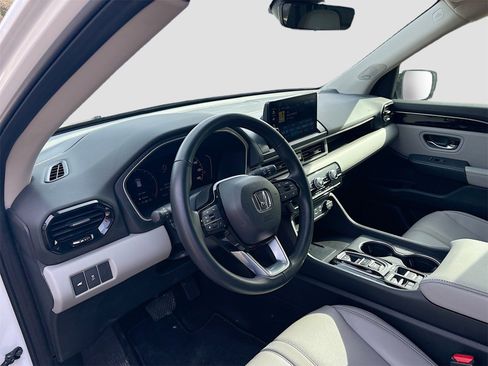 Used 2023 Honda Pilot Touring image 9