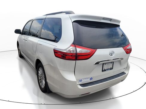 Used 2016 Toyota Sienna XLE FWD image 5