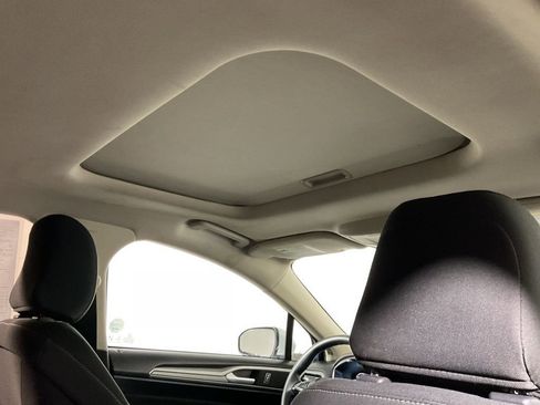 Used 2020 Ford Fusion SE image 2