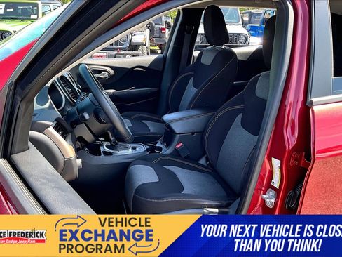 Used 2017 Jeep Cherokee Sport FWD image 19