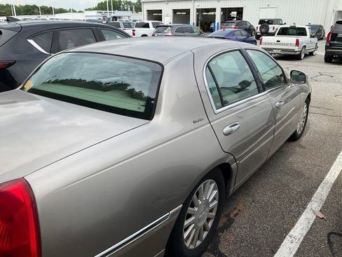 Used 2003 Lincoln Town Car Executive RWD image 5