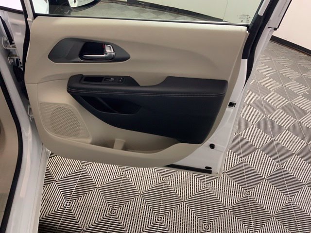 Used 2024 Chrysler Pacifica Limited FWD image 30