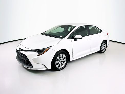 Used 2024 Toyota Corolla LE image 3