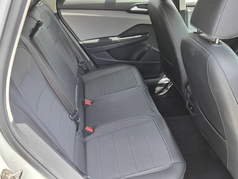 Used 2022 Volkswagen Taos SE FWD image 17