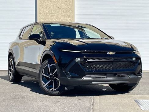 New 2026 Chevrolet Equinox EV LT image 2