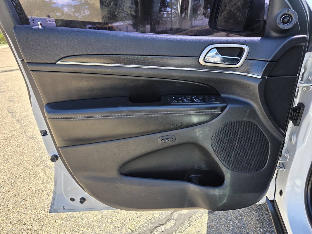 Used 2016 Jeep Grand Cherokee Limited AWD/4WD image 13