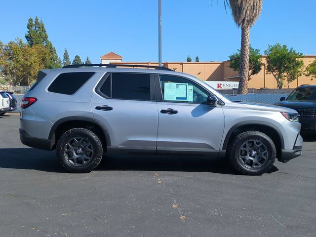 Used 2025 Honda Pilot TrailSport image 2