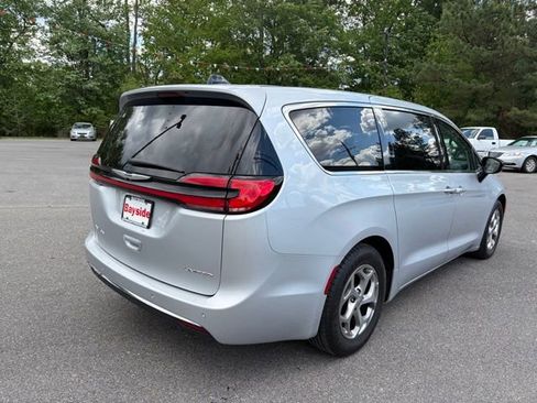 Used 2024 Chrysler Pacifica Limited FWD image 20