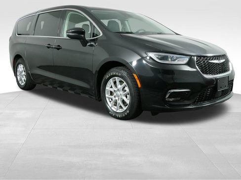 Used 2023 Chrysler Pacifica Touring-L FWD image 2