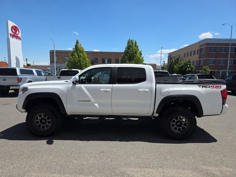 Used 2019 Toyota Tacoma TRD Off-Road w/ Technology Package AWD/4WD image 7