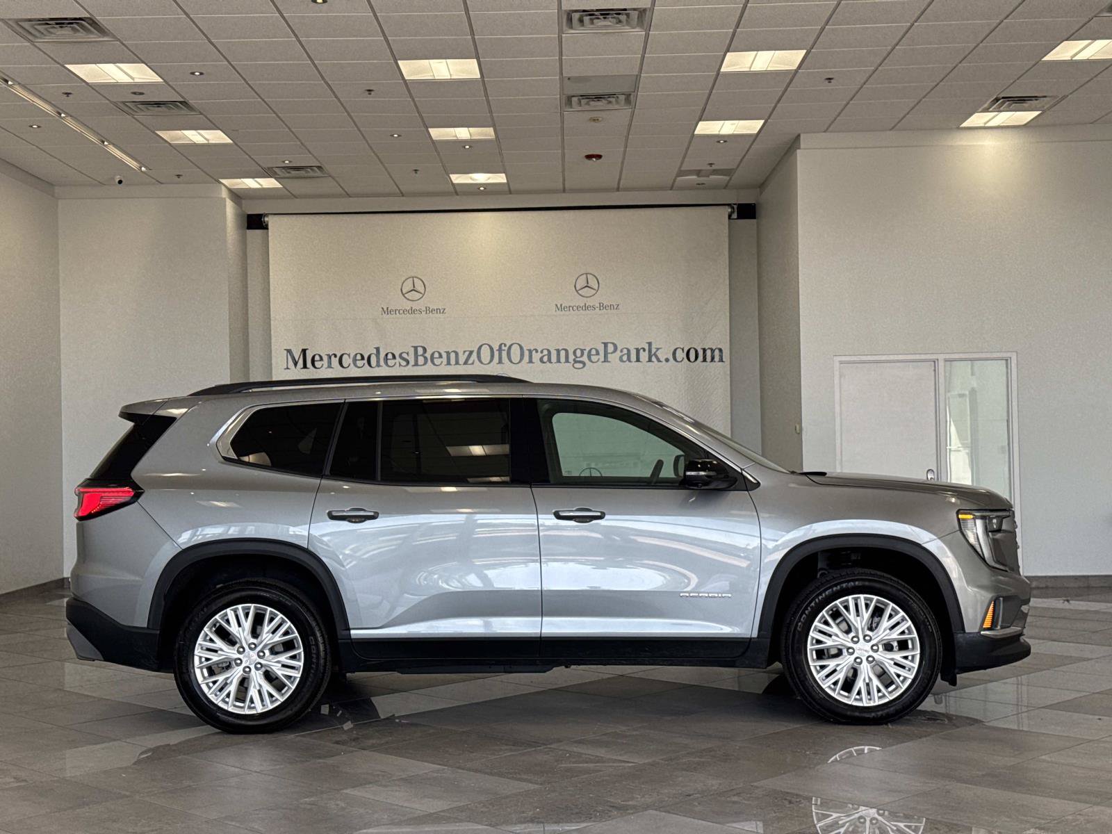 Used 2026 GMC Acadia Elevation w/ Elevation Premium Package FWD image 3