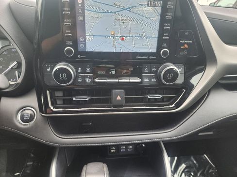 Used 2022 Toyota Highlander XLE FWD image 21