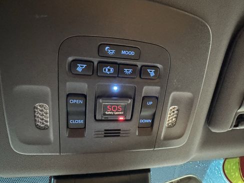 Used 2020 Toyota Avalon Limited image 31