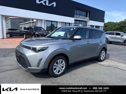 Used 2025 Kia Soul LX FWD image 1