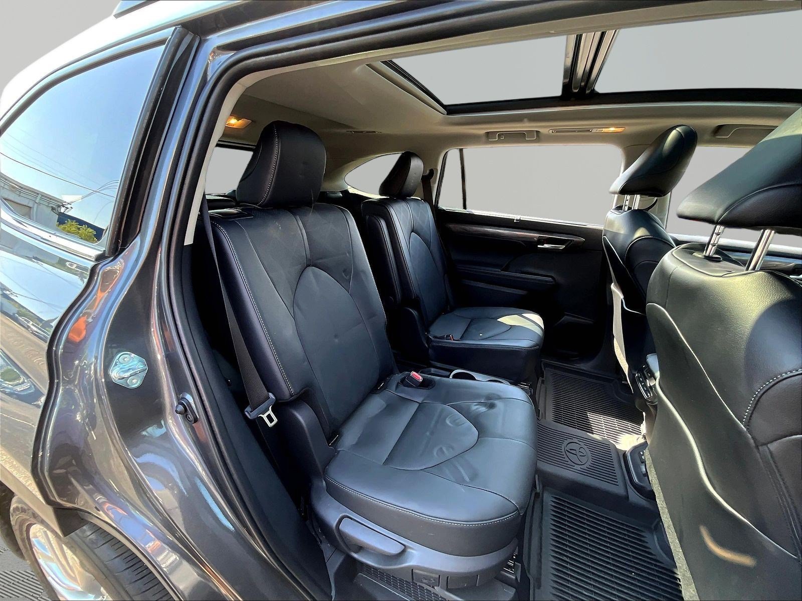 Used 2025 Toyota Highlander Platinum AWD/4WD image 25