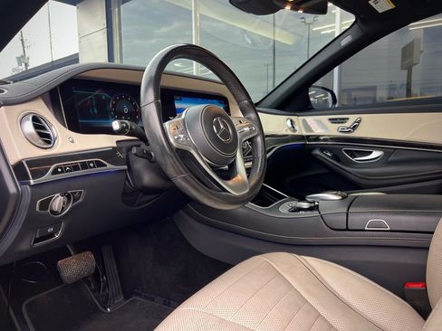 Used 2018 Mercedes-Benz S 560 Sedan image 2