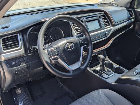 Used 2018 Toyota Highlander LE FWD image 16