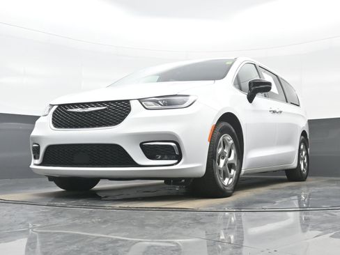 Used 2024 Chrysler Pacifica Limited image 27