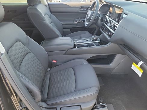 New 2025 Nissan Pathfinder SV w/ SV Premium Package image 18