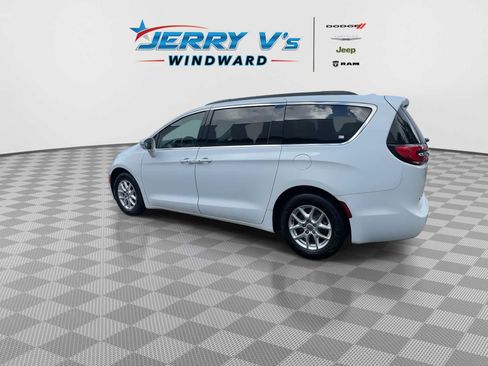 Used 2022 Chrysler Pacifica Touring-L image 6