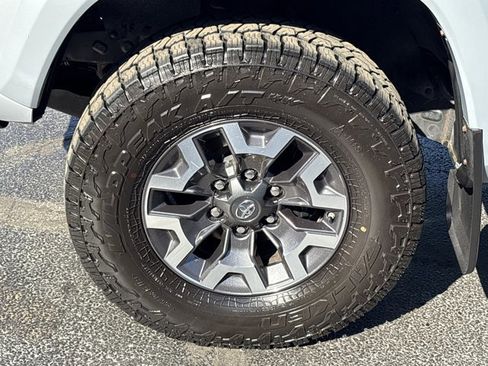 Used 2018 Toyota Tacoma TRD Sport image 11