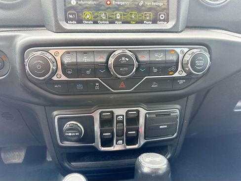 Used 2022 Jeep Wrangler Unlimited Sahara w/ Cold Weather Group AWD/4WD image 17