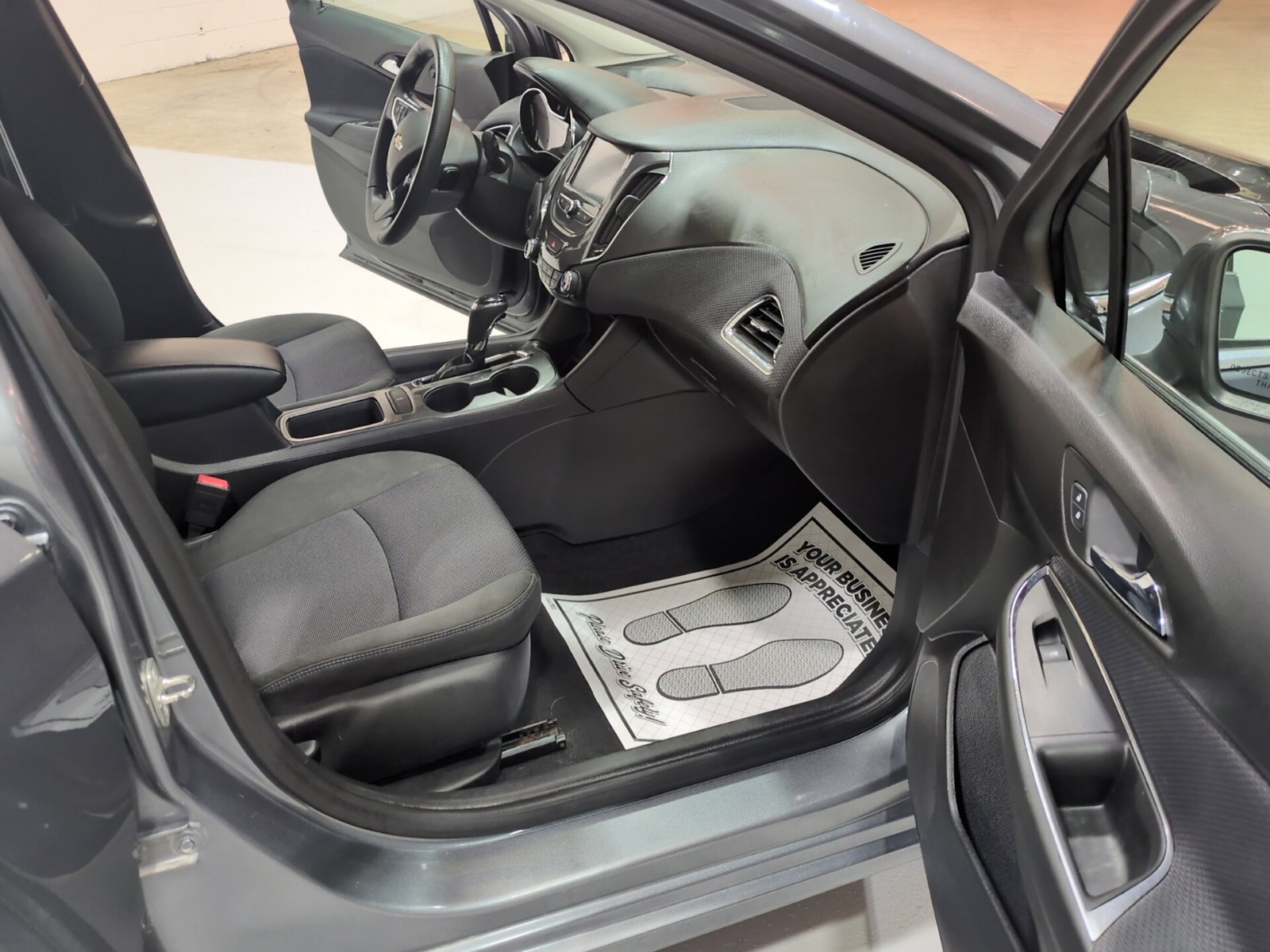 Used 2018 Chevrolet Cruze LT w/ Convenience Package FWD image 9