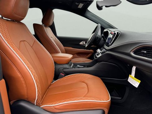 Used 2024 Chrysler Pacifica Pinnacle image 19