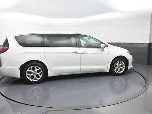 Used 2018 Chrysler Pacifica Touring Plus w/ Tire & Wheel Group FWD image 9