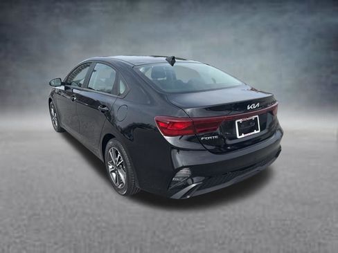 Used 2022 Kia Forte LXS w/ LXS Technology Package FWD image 3