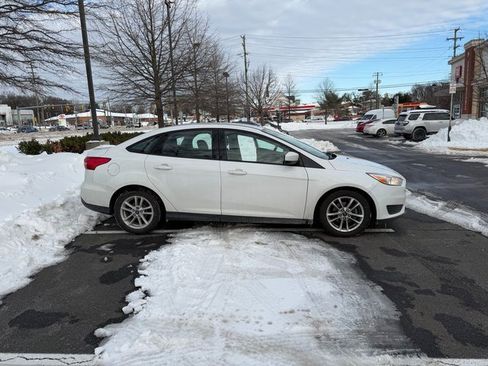 Used 2018 Ford Focus SE image 2