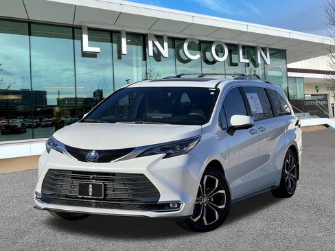 Used 2025 Toyota Sienna Platinum image 1