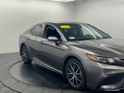 Used 2024 Toyota Camry SE FWD image 3