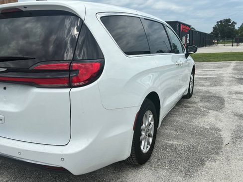 Used 2024 Chrysler Pacifica Touring-L FWD image 8