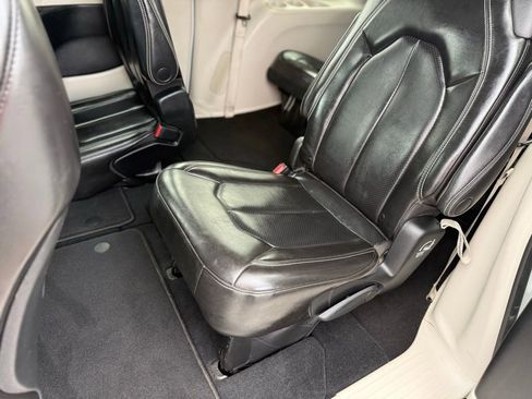 Used 2023 Chrysler Pacifica Touring-L AWD/4WD image 9