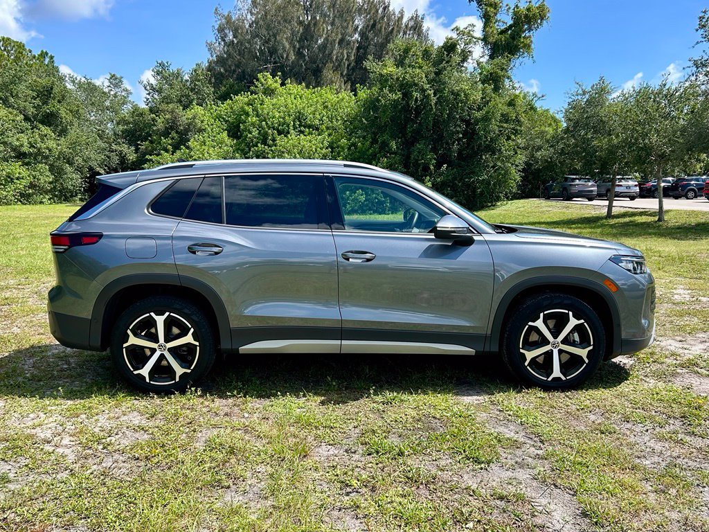 Certified 2025 Volkswagen Tiguan SE w/ Panoramic Sunroof Package AWD/4WD image 4