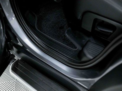 Used 2023 Land Rover Defender 130 SE image 45