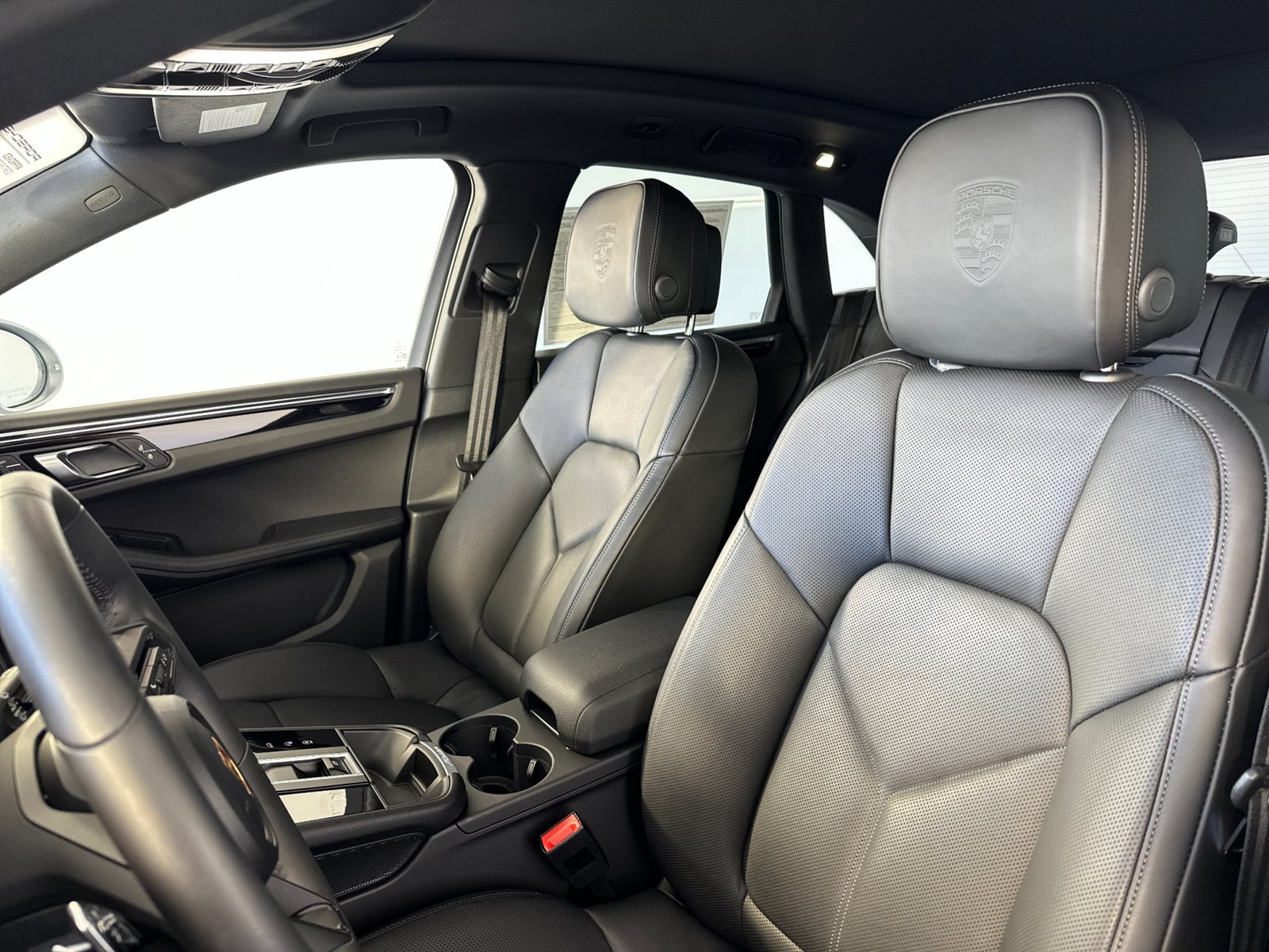 Certified 2026 Porsche Macan AWD/4WD image 5