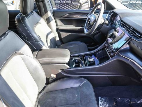 Used 2023 Jeep Grand Cherokee Altitude image 15