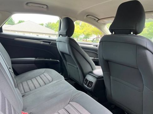 Used 2018 Ford Fusion SE FWD image 18