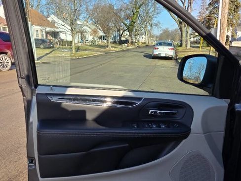 Used 2016 Dodge Grand Caravan SXT image 13