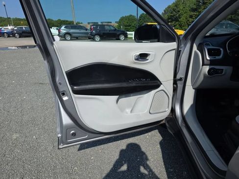 Used 2020 Jeep Compass Latitude FWD image 36