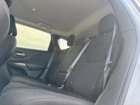 Used 2019 Jeep Cherokee Latitude w/ Popular Appearance Group image 17