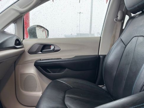 Used 2021 Chrysler Pacifica Touring-L image 27