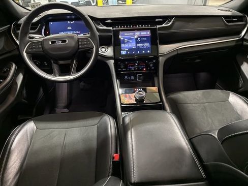 Used 2023 Jeep Grand Cherokee Altitude image 4