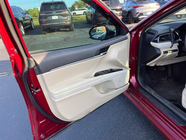 Used 2019 Toyota Camry LE FWD image 5
