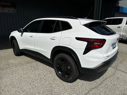 Used 2025 Chevrolet Trax ACTIV w/ Driver Confidence Package image 2