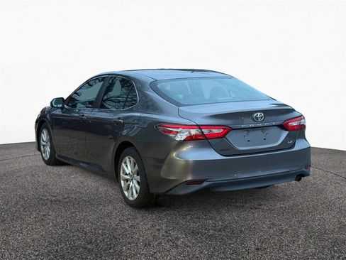 Used 2018 Toyota Camry LE image 3